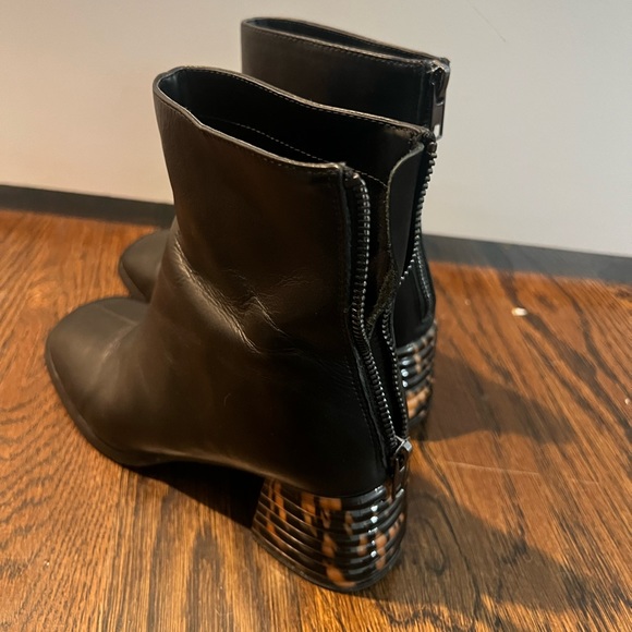 Steve Madden Launch Leather Block Heel Ankle Boot Size 5.5 ribbed tortoise heel - Picture 3 of 3